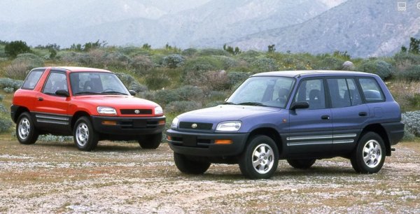 Новото хилядолетие донесе второ поколение RAV4 , разработено благодарение на богатия опит от пионерния модел. Нова платформа, ново окачване и AWD дадоха енергично, но комфортно возене както на пътя, така и извън него. Нивото на на интериора беше подобрено до премиум усещане. По-широка гама от плъзгащи се седалки и различни конфигурации на задните създадоха функционална и удобна кабина. Предлагаше се отначало с два бензинови двигателя: 1.8 литра със 123 к.с. и 2.0 литра със 150 к.с.
AWD използва централен диференциал с ограничено приплъзване, докато клиентите могат да посочат заден диференциал Torsen като фабрична опция. През 2001 г. дизеловата мощност беше предложенао т RAV4 -  първо чрез 2,0-литров D-4D двигател с директно впръскване със 116 к.с.
